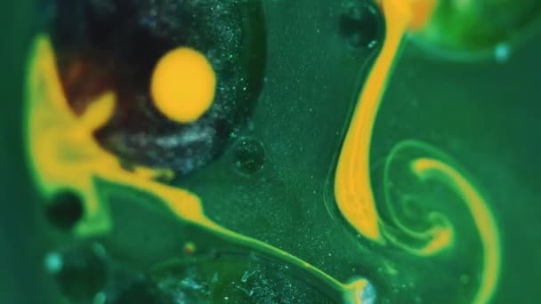 Цветной Жидкий Фон Пузырьки Чернил Сливаются Таинственная Жидкость Круглые Пятна — стоковое видео