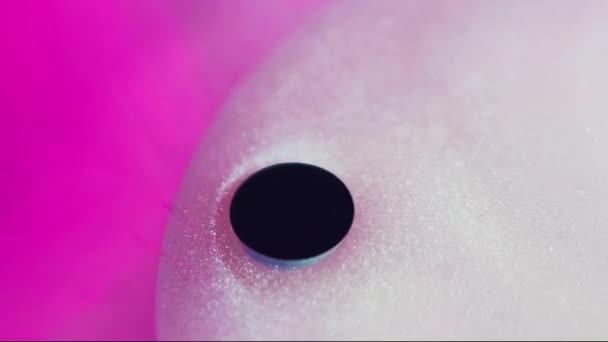 グリッターフッ素ドロップ 水の流れを塗る マゼンタ ピンク ホワイト カラー グラデーション テクスチャ ペイント バブル — ストック動画