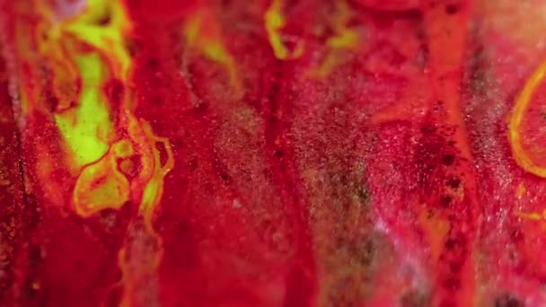 闪光的墨水流动 油漆溢出水 模糊生动的红色黄色金属粒子质感流体混合波运动抽象艺术背景 — 图库视频影像