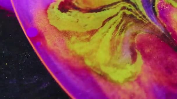 グリッター 水を混ぜる 鮮やかなネオンパープルピンクイエローカラー ブラックアートの抽象的な背景に浮かぶテクスチャインクブレンド — ストック動画