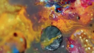 Sıvı boya arka planı. Titreyen girdaplar. Renk yağı karışımı. Gri, beyaz, soyut, mavi, kırmızı benekli, parlak, yaratıcı sanatla harmanlanmış altın rengi damlalar..