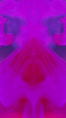 Dikey video. Su altı duman arka planı. Mürekkep. Fütürist duman sanatı. Parlak pembe sıvı boya soyut sıçrama gerçeküstü piramit yüzeyine simetrik akış.