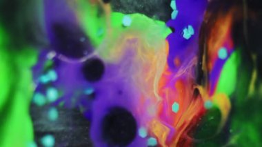 Soyut arkaplan. Boya karışımı. Fantezi sıvı sanat. Parlak mor turuncu madde. Parlak siyah daireler. Mavi pullar..