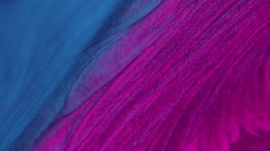 Dikey video. Mürekkep arkaplanı. Renk sıvısı karışımı. Parıltı dalgası. Büyüleyici hipnotik makro tasarım parlak mavi mor boya fantezi sihirli sıvı sanat akışı.