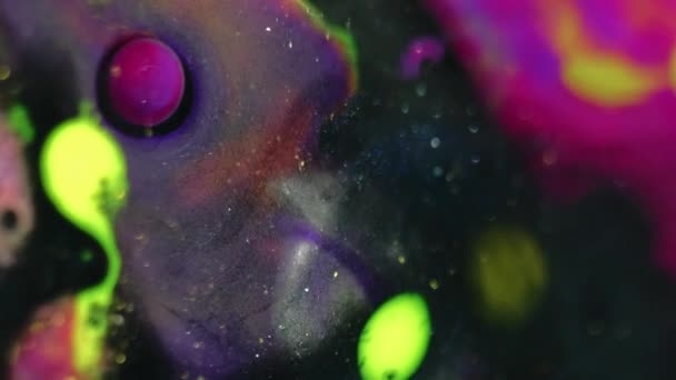 摘要背景 油漆混合气泡 五彩缤纷的水彩画催眠创新设计中闪烁的黑色液体中的荧光黄色粉红斑斑 — 图库视频影像