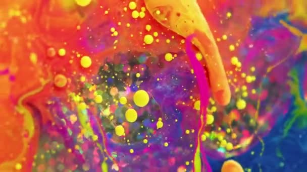 垂直录像 多彩的流动背景 油漆混合 洒艺术 幻想的亮黄色红色蓝色粉红液墨抽象飞溅混合水旋转与闪亮的亮片圆圈 — 图库视频影像