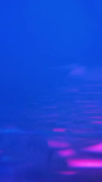 バーティカルビデオ リフレクションバックグラウンド プリズムイルミネーション パーティーグロー ディスコの雰囲気の抽象的な芸術の分離されたナイトクラブの装飾のダイヤモンドの多彩な祝祭の輝き — ストック動画