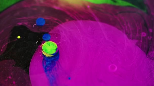 Inktwatermix Kleurdamp Olie Vloeistof Waas Neon Roze Blauw Groen Acryl — Stockvideo
