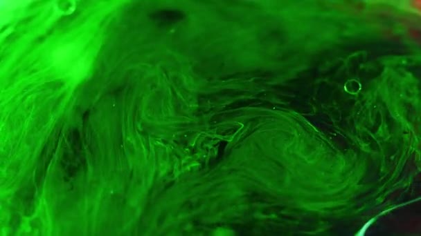 Kleurenrook Wervelt Olie Vloeistof Inktwatermix Defocused Gloeiende Heldere Neon Groene — Stockvideo