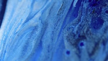 Parıldayan sıvı dalga. Arkaplanı boya. Bulanık mavi renk gradyanı parıldayan metalik mürekkep parlatıcısı akış hareketi soyut sanat dokusu.