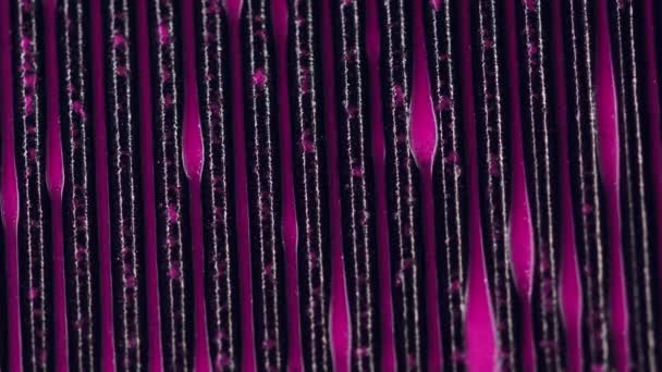 流体ドリップを薄暗くする ペイントドロップ グリッターポーランド語 ダークアートの抽象的な背景に線パターンを広げる不分割されたネオンパープルピンク色インク — ストック動画