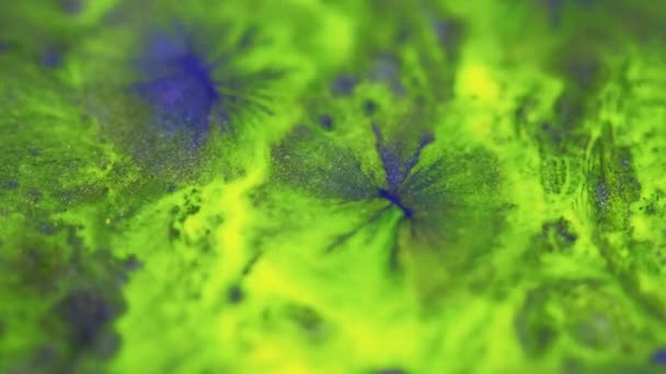 Verfdruppel Glitter Vloeistof Plons Defocused Neon Groen Blauw Kleur Glinsterende — Stockvideo