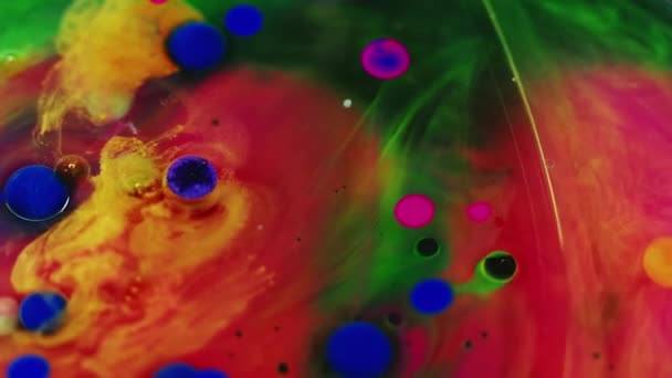オイルバブルを塗る カラーミスト インクウォーターミックス 不分割された明るい赤い緑の青い染料のブレンドのゲルのブロブ球の浮遊動きの煙の質の抽象的な芸術の背景 — ストック動画