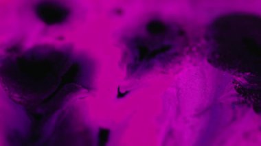Mürekkep damlası. Neon arka plan. Sihirli sıvı. Odaklanmamış pembe renkli pigment damlaları fantezi sanatının soyut dokusunu yayıyor..