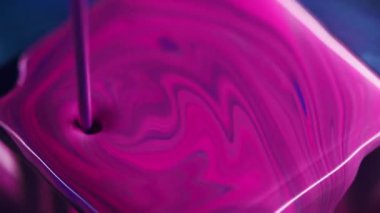 Boya dökülüyor. Renkli dökülme. Parlak cam küp yüzey geometrik sanat soyut zemin üzerinde odaksız pembe mor pigment pürüzsüz emülsiyon sıvısı mürekkep akışı.