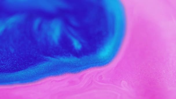 グリッターペンキ インクブレンド 分割された青いピンク色の光沢のある輝く質の液体の混合物の流れの華麗な芸術の抽象的な背景 — ストック動画