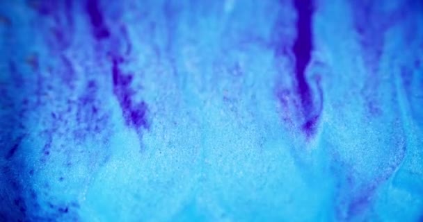 Islak Sim Akışı Mürekkep Döküldü Köpüklü Sıvı Odaklanmamış Mavi Mor — Stok video