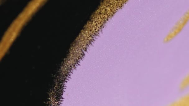 ペイントミックス ウェットグリッター 光沢のある液体の質 黄金の黒いバイオレットの色はぼやけた抽象的な背景の金属のインクの水流の動きを輝かせます — ストック動画