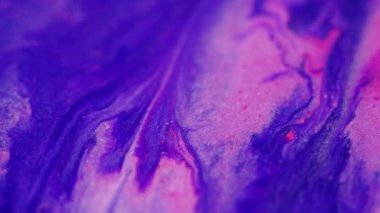 Boya dökülmüş. Parlak mürekkep damlası. Odaklanmamış neon mavisi, pembe, parlak, ışıldayan parçacıklar, dokusu, sıvısı, dalgalar, soyut sanat arkaplanı..