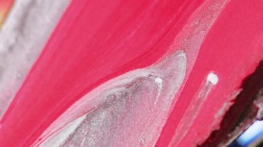 Soyut arkaplan. Pigment karışımı. Renkli dökülme. Makro sanatta yüzeye yayılan yaratıcı parlak pembe, beyaz, kahverengi, yumuşak, nemli madde..