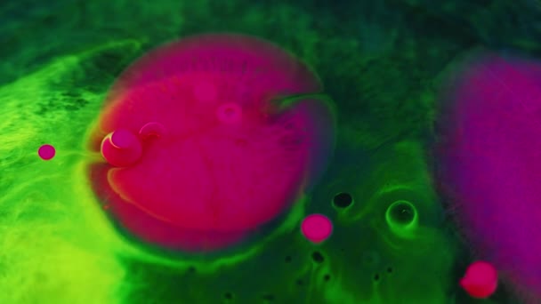 ペイントスプラッシュ オイルブロブ カラーミスト 濃縮ネオングリーンマゼンタピンクインク水ミックスブラック抽象アート背景の泡の流れの動き — ストック動画