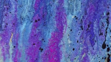 Işıldayan sıvı arka plan. Köpüklü sıvı. Akrilik boya hareketi. Modayı takip eden soyut sanatta siyah lekeli mor pigmentli mavi akım.