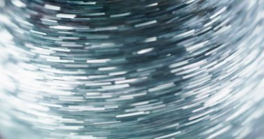 Parıltı deseni. Hızlı hareket efekti. Dinamik ışık. Odaklanmamış gümüş rengi parlak pırıl pırıl pullu desen uzun pozlama izleri soyut sanat arkaplanı..