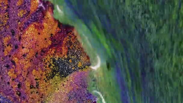 Glitter Vloeistof Achtergrond Inktstroom Sprankelende Mix Kleurrijke Groene Zwart Paars — Stockvideo