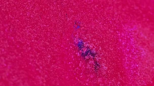 Verf Vloeistof Achtergrond Kleurstof Stroomt Decoratieve Vloeibare Glitter Paarse Sprankelende — Stockvideo