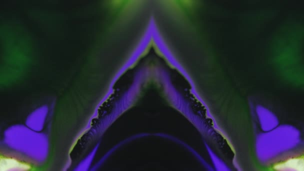 油漆溢出 墨水万花筒 脱色霓虹灯紫色绿色发亮的液体流动运动对称金字塔装饰深色抽象艺术背景 — 图库视频影像