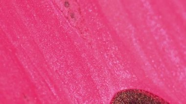 Işıldayan boya arka planı. Sıvı karışımı. Islak mürekkep dokusu. Soyut akrilik pigment sanatında yüzeyde parlayan pembe, kahverengi, karışık damlalar..