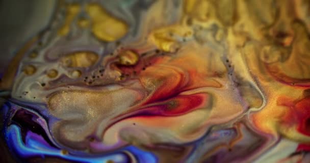 闪烁的墨水 闪闪发光的油漆波 脱色红色紫色黑色金黄色闪光颗粒混合液体乳液层与气泡流动抽象艺术背景 — 图库视频影像