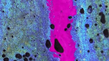 Soyut arkaplan. Parıltılı boya. Parlak sıvı karışımı. Canlı pembe mavi renkli mürekkep parıldayan parçacıklar tahıl dokusu damla dalgası yayılıyor..
