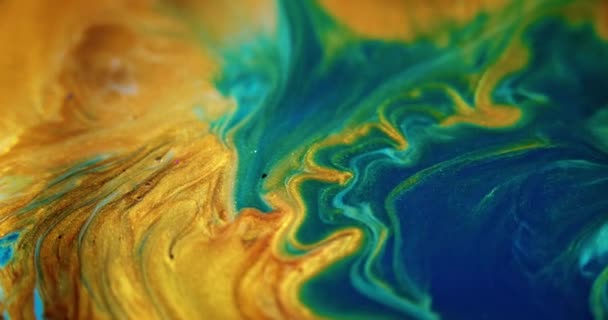 闪光的液体流动 闪烁的墨水 脱色蓝色深蓝色金黄色湿淋淋颗粒油漆溢出级联层波浪运动抽象艺术背景 — 图库视频影像