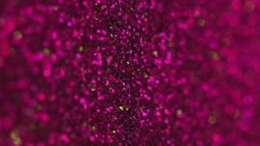 Dikey video. Parlak arkaplan. Odaklanamayan parıltı. Parti pulları. Değişen renkte parlak şenlikli konfeti soyut bokeh ışıltı sanatında kırmızı mor ışık parlıyor.