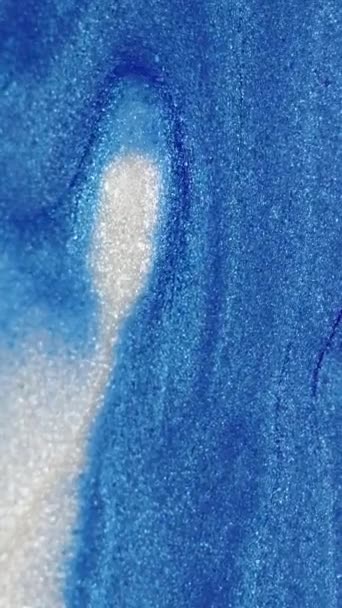 垂直录像 湿淋淋的纹理 金属油墨流动 自由空间模糊艺术抽象背景下的蓝色白光彩绘液态波运动 — 图库视频影像