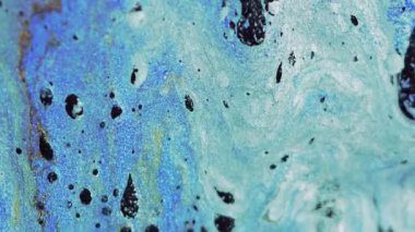 Işıldayan boya arka planı. Sıvı karışımı. Islak mürekkep dokusu. Soyut moda akrilik pigment sanatında parlak mavi, parlak, karışık damlalar..