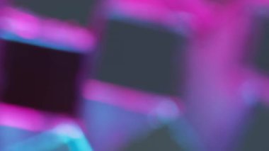 Disko dekorasyonu. Parti malzemeleri. Retro kulübü, gece hayatı eğlence atmosferinde parlak renkli ışıkta dönen gümüş beyaz ışıklı ayna topuna odaklanamadı.