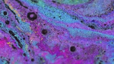 Işıldayan sıvı arka plan. Köpüklü sıvı. Akrilik boya hareketi. Mavi mor turuncu pigmentlerin karışımı ve siyah lekeler modayı takip eden soyut sanat eserleri..