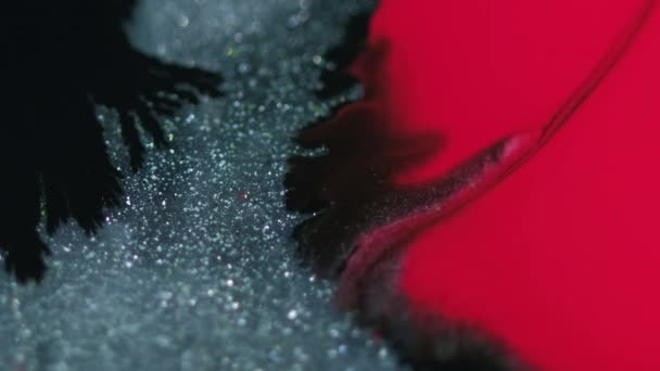 こぼれを塗る グリッターフロー 分割された赤い黒い銀色の光輝く質のインクのエマルジョン波のボケのライトの抽象的な芸術の背景 — ストック動画