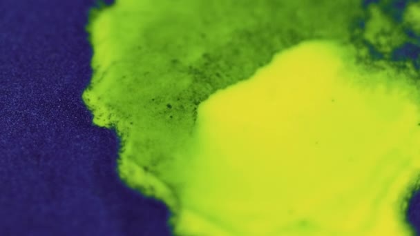 ペイント ウィンチ インクスプラッター ブルーネオンイエローブルーグリーンカラー粒子テクスチャアクリルエマルジョンこぼしミックス波ブロブアート抽象的な背景 — ストック動画