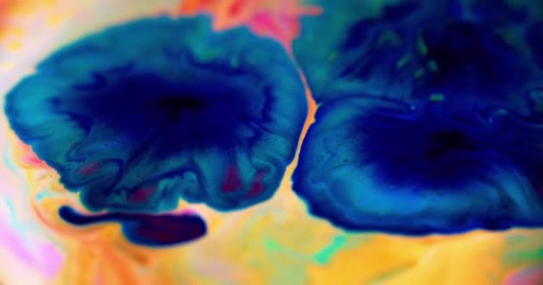 インク流出 スパークリングペイントドロップ ブルーブルーピンクイエローカラーブレンド輝く塵粒子テクスチャー水顔料リークグリッターフラワーシェイプフローモーション抽象アート背景 — ストック動画
