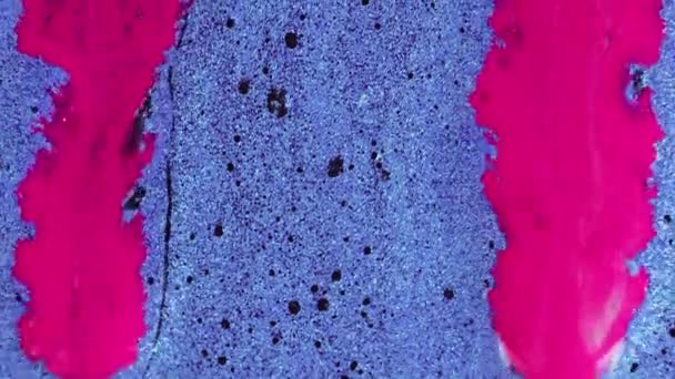 グリッターインクの背景 ペイントミックス シャイミング フロー スパークリングピンク液滴波ブルーブラックグレイン粒子テクスチャ染料表面 催眠抽象芸術 — ストック動画