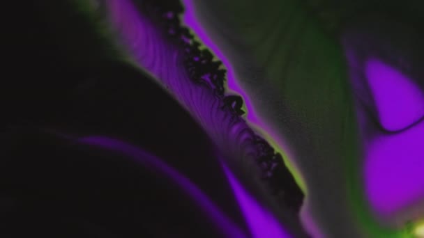 Farbkleckse Tintenmischung Acrylmischung Verwischen Neon Lila Grün Schwarz Farbe Flüssige — Stockvideo