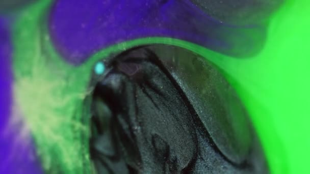 液体染料の背景 シャイミングスワールド カラーオイルミックス 緑色の紫色インク表面に浮かぶネオンブルースポットと金属グレー抽象ドロップサークル — ストック動画