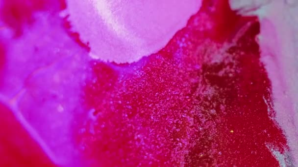 液体塗装の背景 シャイミングドリップ 赤いピンクの滑らかな質の端の表面で広がる白い色の光沢のある液体インク抽象的なドロップ 鮮やかな催眠術 — ストック動画