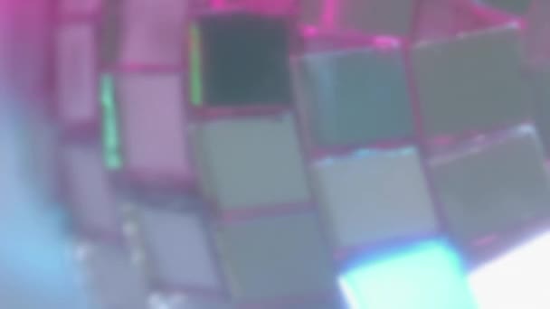 バーティカルビデオ ミラーボール ディスコパーティー ナイトクラブの装飾 エンターテイメントのお祝いの雰囲気で明るいピンクの光で回転するヴィンテージのバイブシルバーダンスガラス装置 — ストック動画