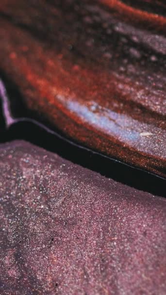バーティカルビデオ グリッター流体の背景 光沢のある液体の流れ カラフルな砂 ピンクゴールドレッドブラックの輝く粒子は抽象芸術を魅了して広がる — ストック動画