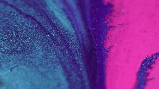 闪闪发光的液体溢出 油漆飞溅 模糊的亮粉色蓝色闪烁着闪亮的湿光泽油墨乳液级联波艺术抽象背景 — 图库视频影像