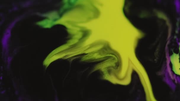 Farbspritzer Tintenmischung Defokussiert Neon Gelb Lila Schwarz Farbe Acryl Flüssigkeit — Stockvideo